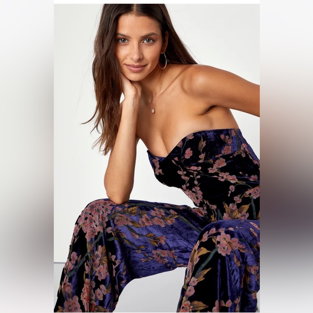 This is such a cute textured floral romper from Lulu’s never worn!